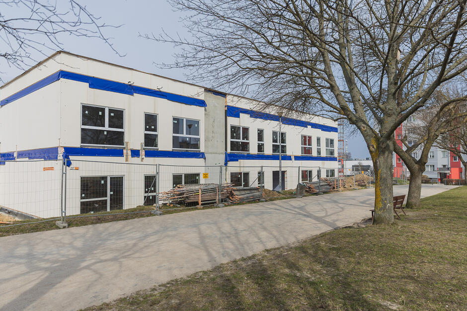 na zdjęciu budowany betonowy budynek, ma dwie kondygnacje