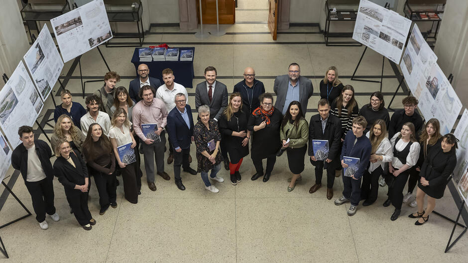 Wspólne zdjęcie uczestników konkursu z opiekunami oraz organizatorami konkursu.