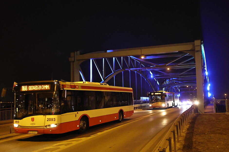 Autobusy jadące nocą 