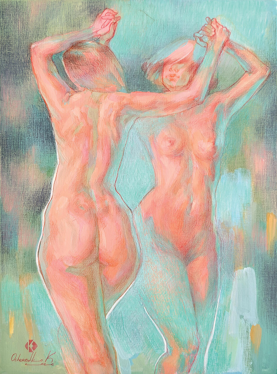 Obraz przedstawia dwie dynamicznie ujęte kobiece sylwetki w formie aktu, które wydają się być w ruchu lub w trakcie tańca. Praca wykonana jest w jasnej, pastelowej kolorystyce z dominacją odcieni różu i błękitu, co nadaje kompozycji lekki i eteryczny charakter. 