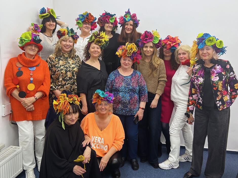 Grupa kobiet w fascynatorach