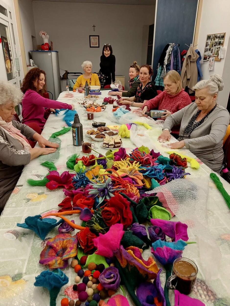 Prace artystyczne przy stole