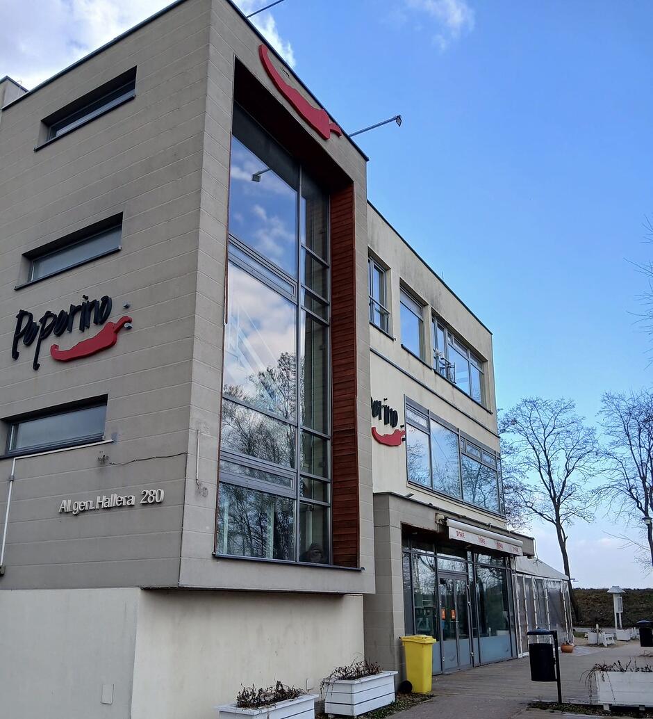 na zdjęciu nowoczesny budynek o szarej elewacji