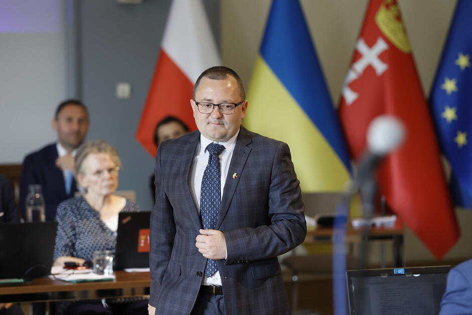 Mężczyzna w średnim wieku, w okularach 