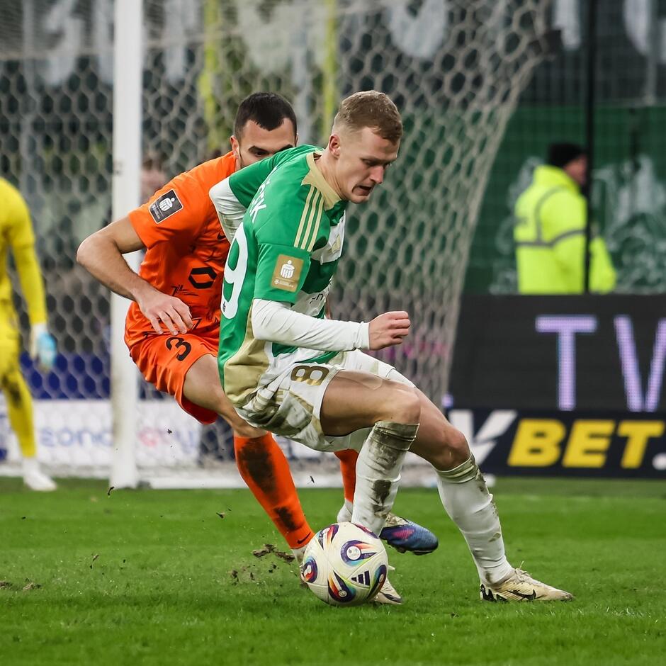 Bobček na boisku, w walce o piłkę 