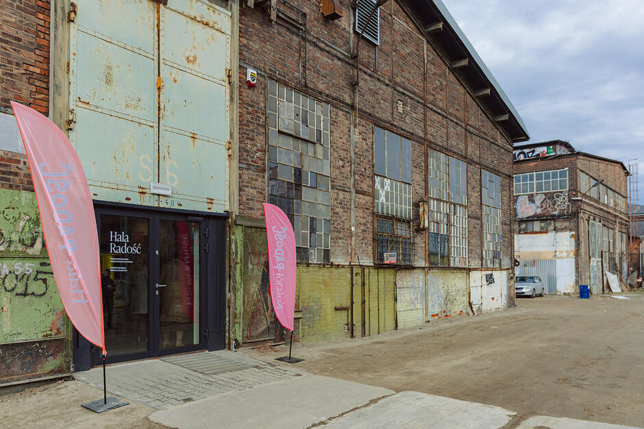 na zdjęciu ceglany, nieco zniszczony budynek dawnej stoczni