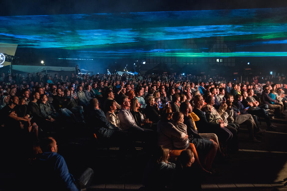 Publiczność przed ekranem 