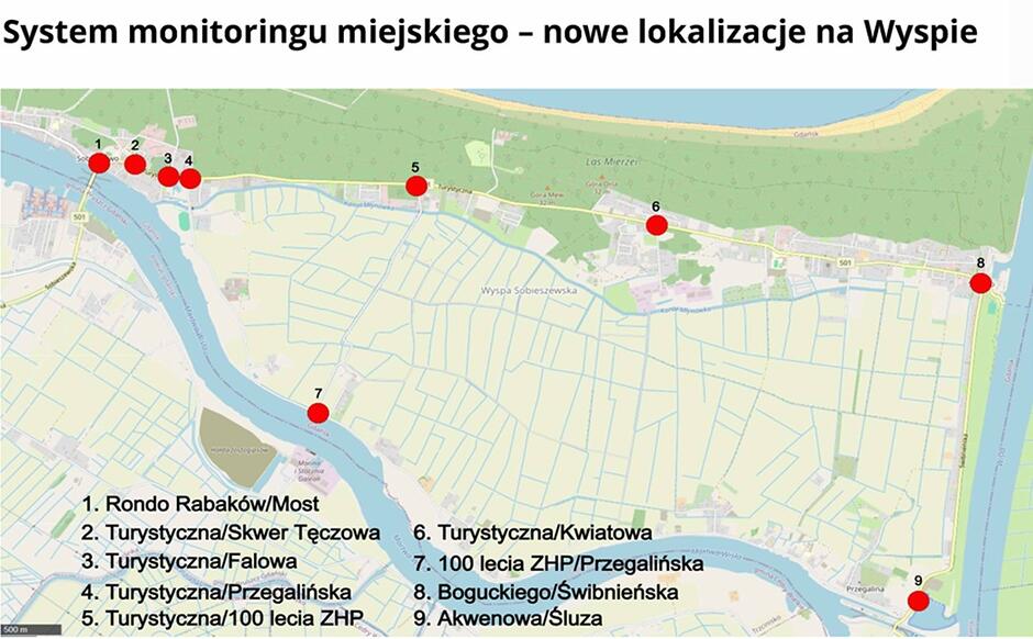 Grafika przedstawia mapę Wyspy Sobieszewskiej z zaznaczonymi dziewięcioma nowymi lokalizacjami kamer systemu monitoringu miejskiego. Czerwone punkty z numerami są przypisane do konkretnych skrzyżowań i miejsc użyteczności publicznej, które wymieniono w legendzie u dołu obrazu.