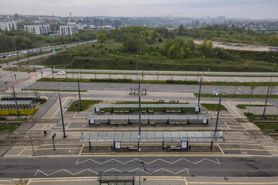zdjęcie z drona, w dolnej części widać pętlę tramwajowo autobusową, w górnej części zdjęcia jest zielony teren niezabudowany