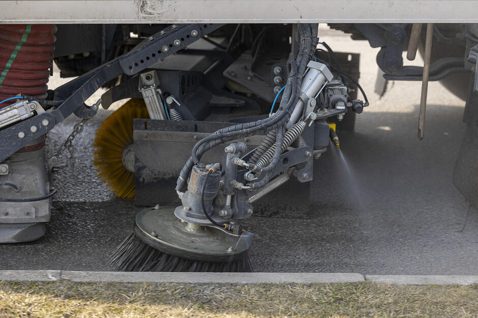 na zdjęciu duża okrągła szczotka przymocowana do samochodu służąca do czyszczenia jezdni