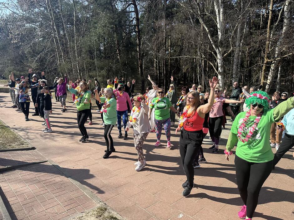 Ludzie ćwiczą na tle lasu