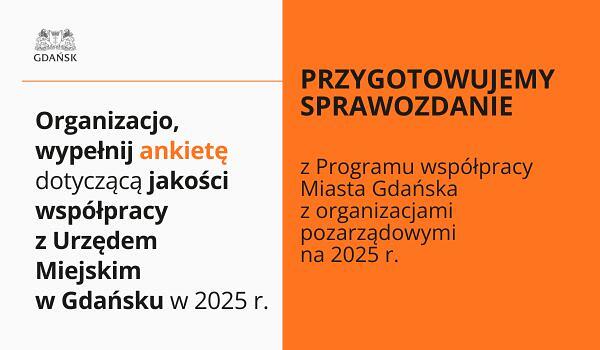 Plakat informacyjny miasta Gdańsk podzielony na dwie części. Po lewej stronie na jasnoszarym tle widnieje tekst: „Organizacjo, wypełnij ankietę dotyczącą jakości współpracy z Urzędem Miejskim w Gdańsku w 2025 r.”. Po prawej stronie na pomarańczowym tle napis: „Przygotowujemy sprawozdanie z Programu współpracy Miasta Gdańska z organizacjami pozarządowymi na 2025 r.”.