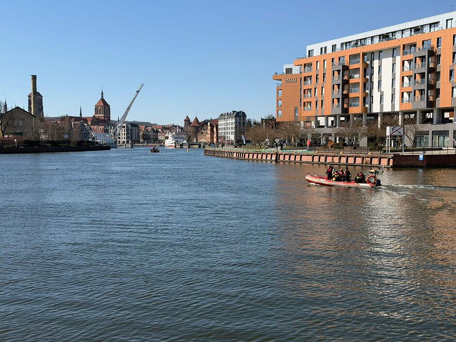 Funkcjonariusze Straży Pożarnej w łodzi na wodzie