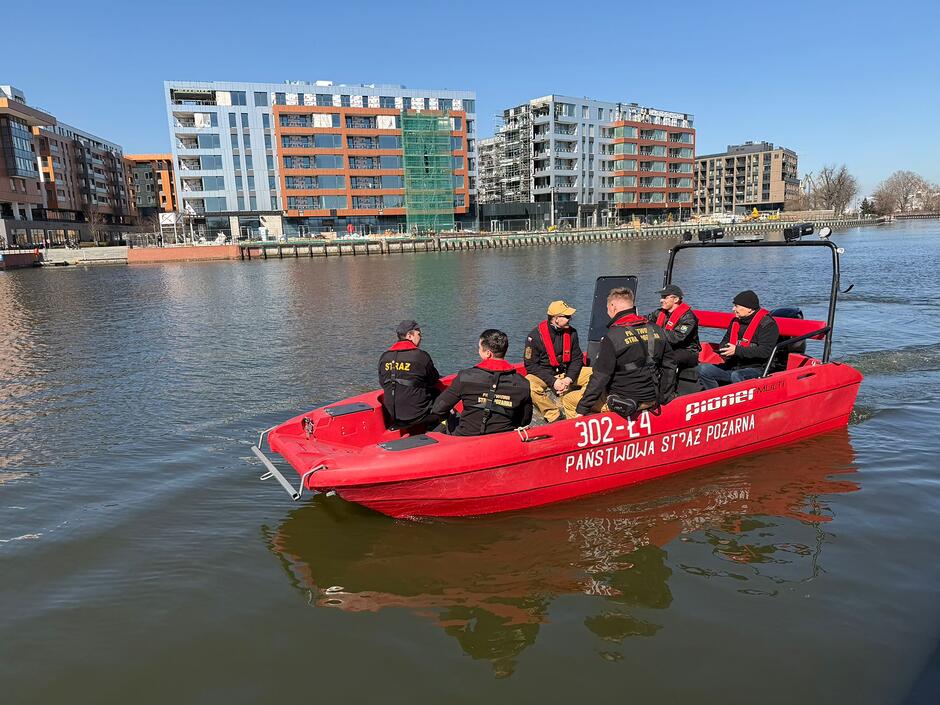 Funkcjonariusze Straży Pożarnej w łodzi na wodzie