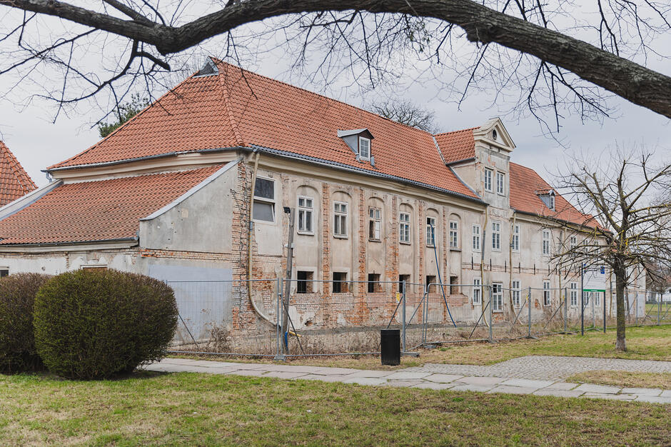 na zdjęciu zabytkowy zniszczony budynek trzykondygnacyjny