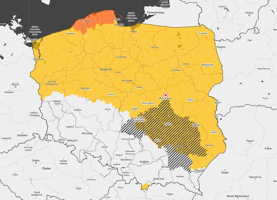Mapa z konturami Polski i naniesionymi na nie obszarami objętymi alertem - głównie na żółto, na północy Pomorza - na pomarańczowo