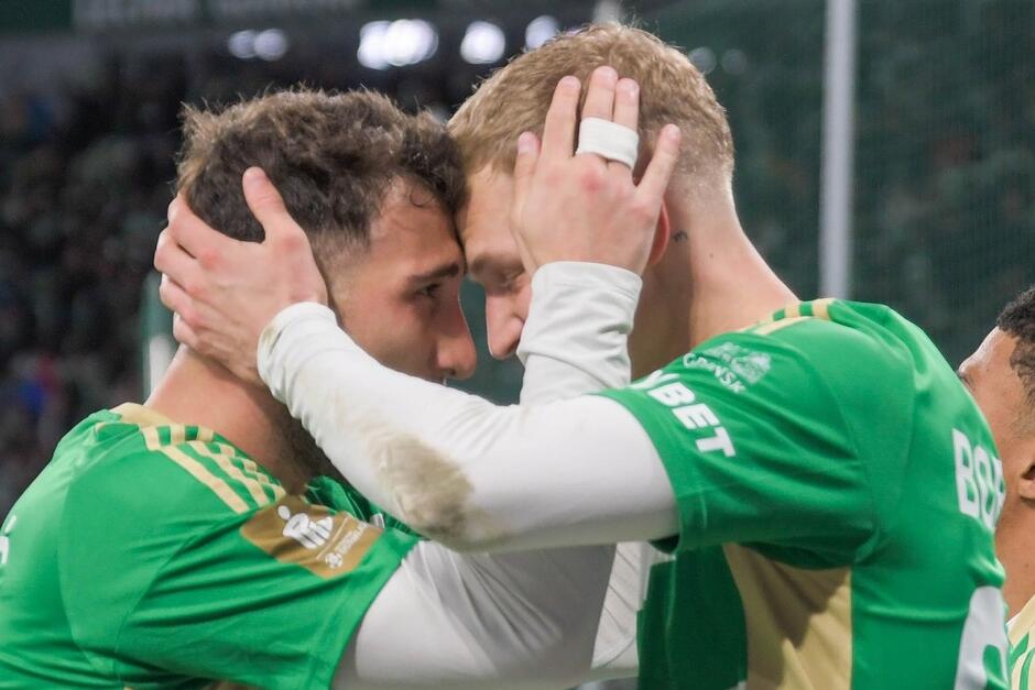 Dwaj zawodnicy w uścisku po strzeleniu gola