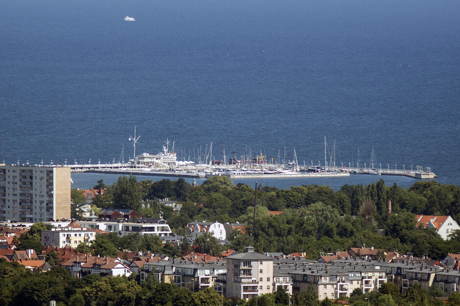 Widok z lotu ptaka na miasto i morze.