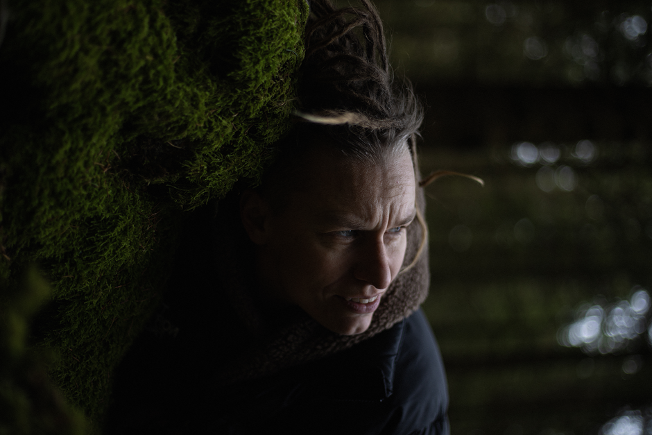 na zdjęciu kobieta na tle zieleni