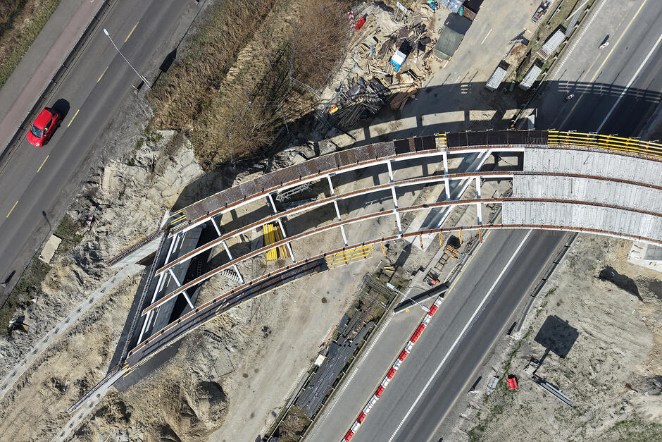 zdjęcie z drona, widać budowany fragment wiaduktu nad kilkupasmową jezdnią