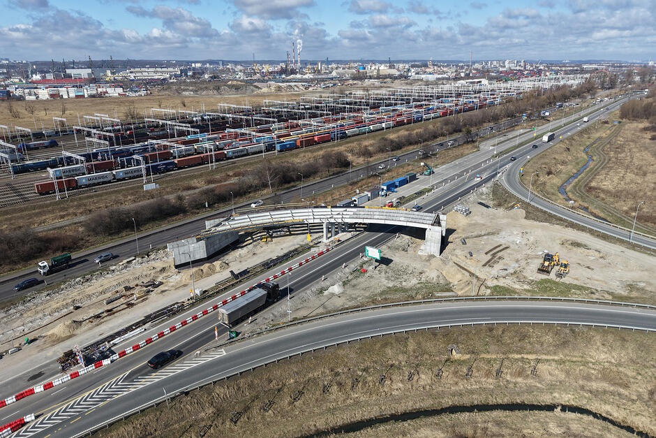 zdjęcie z drona, widać budowany fragment wiaduktu nad kilkupasmową jezdnią