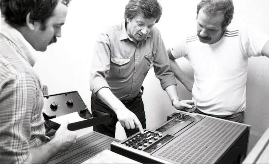 Ludzie w studio, rozmawiają