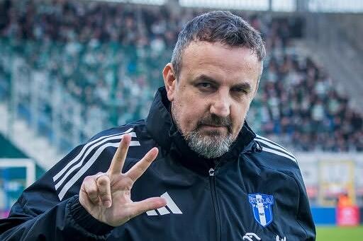 Do zdjęcia pozuje mężczyzna lat około 60