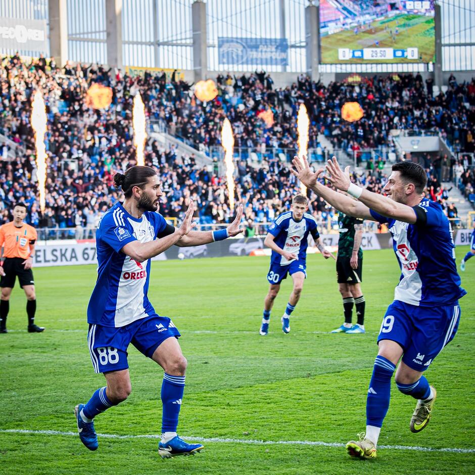 Piłkarze cieszą się na boisku zdobyciem gola