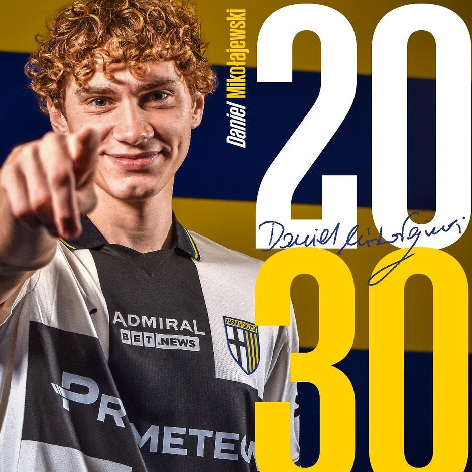 Twarz młodego uśmiechniętego blondyna w klubowej koszulce