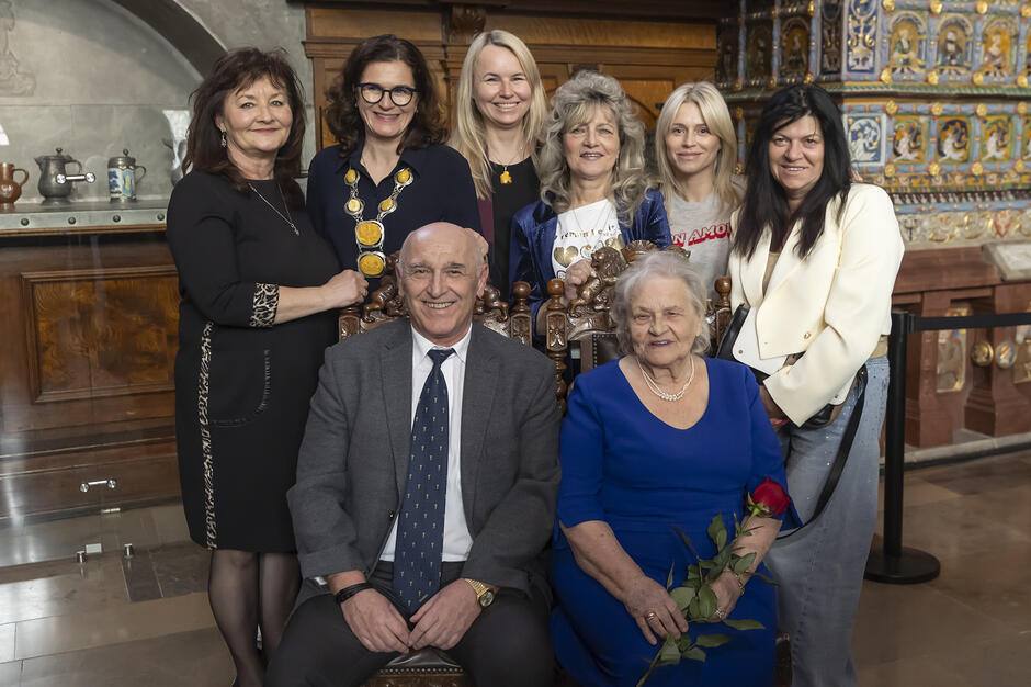 Zdjęcie grupowe. Uśmiechnięci ludzie patrzą w obiektyw fotografa