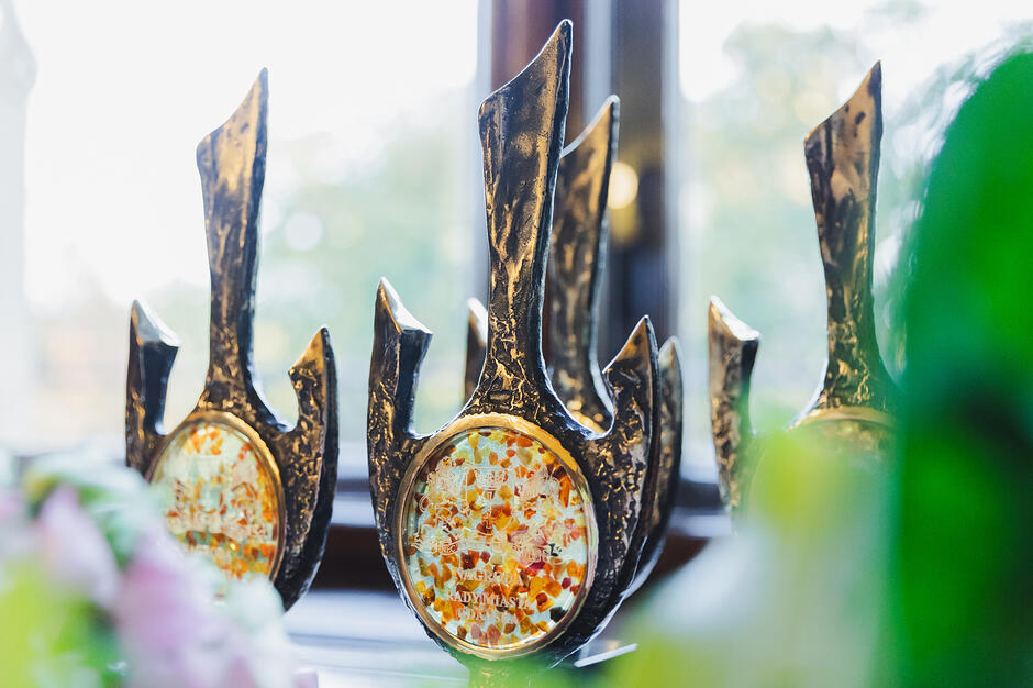 na zdjęciu statuetki konkursowe