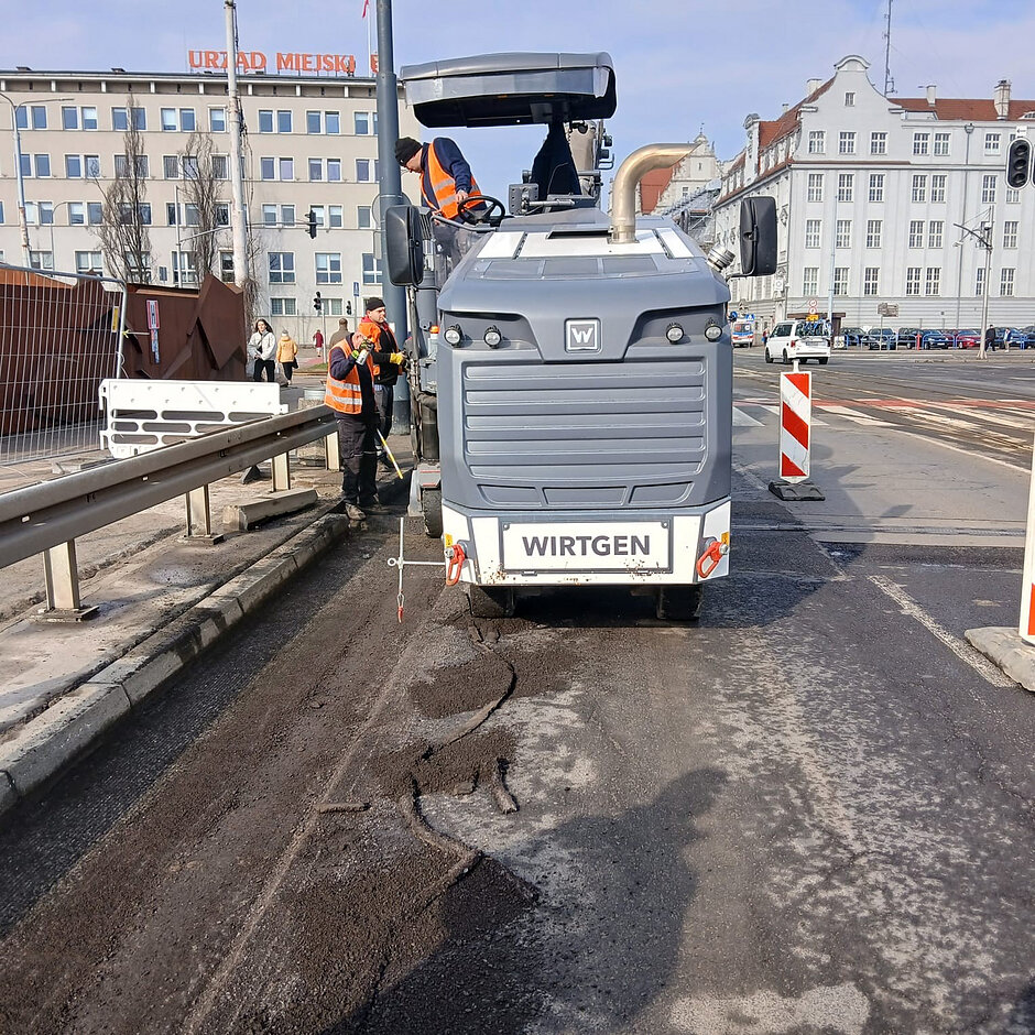 Wiadukt Hucisko i pracująca na nim maszyna 