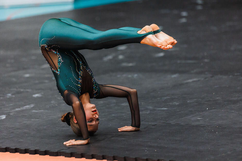 Fitness sportowy w wykonaniu młodej uczestniczki zawodów 