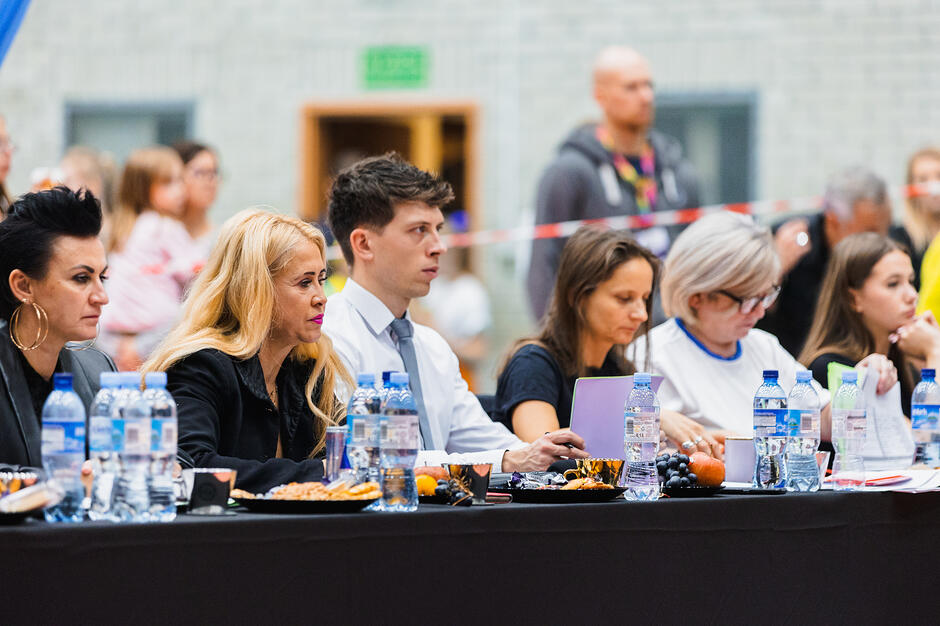 Sędziowie obserwują uczestników podczas X Grand Prix Fitness