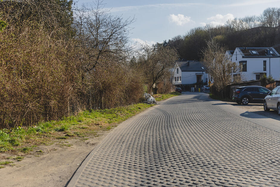 na zdjęciu ulica o nawierzchni z kostki betonowej