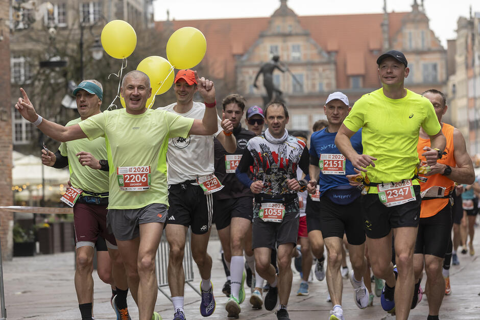 Zawodnicy, około 10 osób, w trakcie biegu