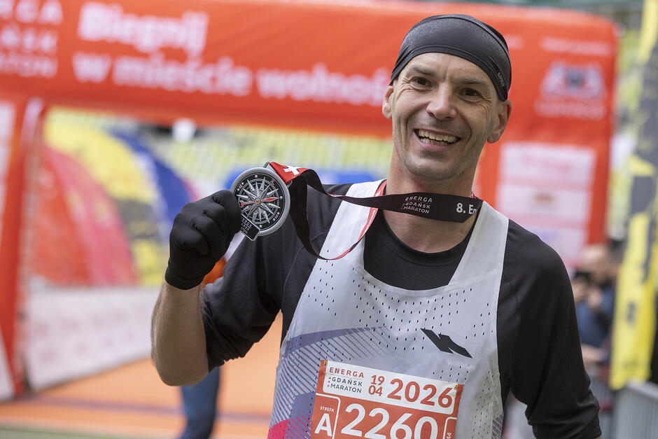 Uradowany zawodnik z medalem