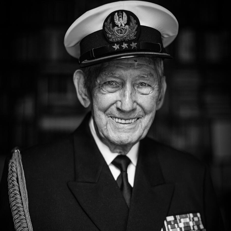 Portretowe zdjęcie sędziwego mężczyzny w mundurze oficera Marynarki Wojennej