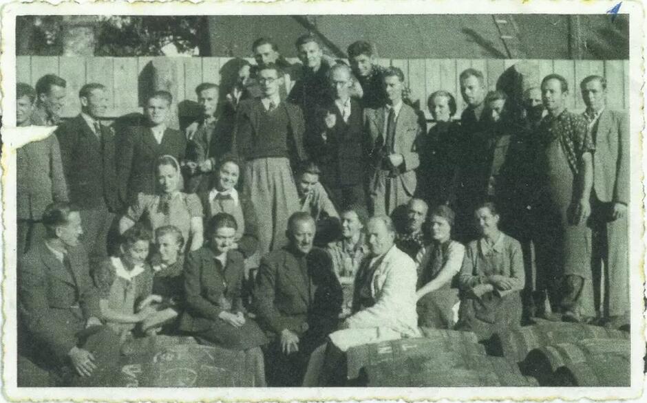 Zdjęcie dużej grupy osób, około 25