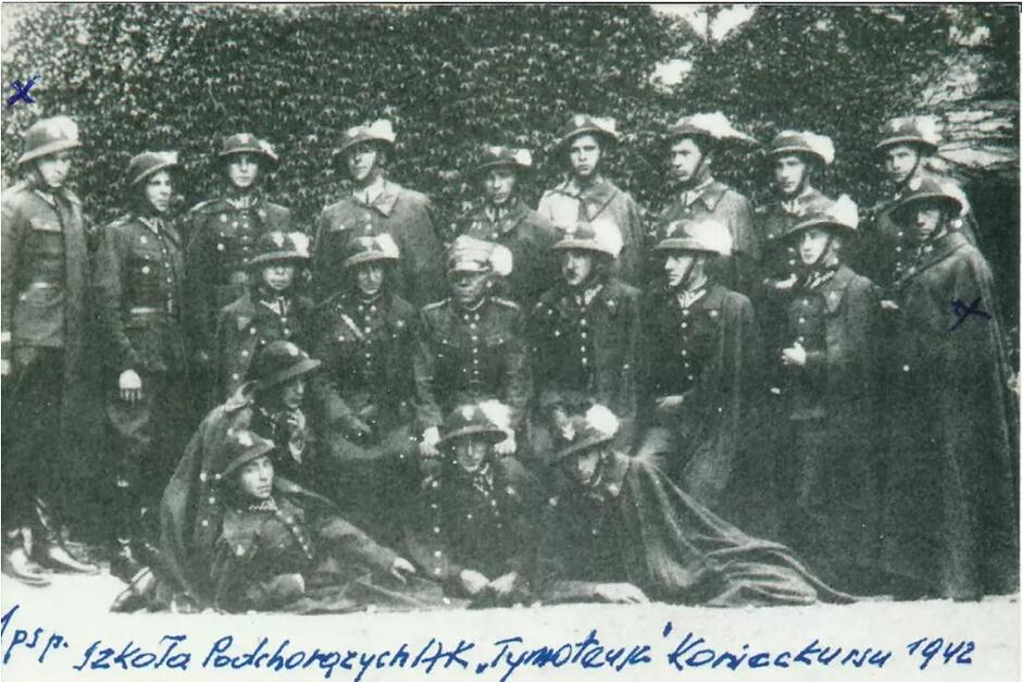 Grupa mężczyzn w mundurach galowych i kapeluszach oddziału podhalańczyków