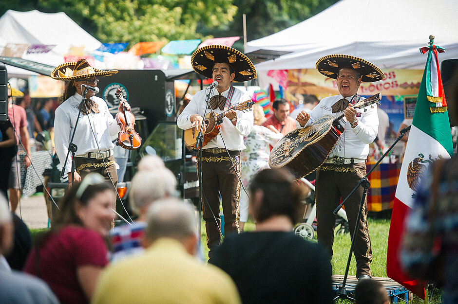 Zespół muzyczny gra na scenie