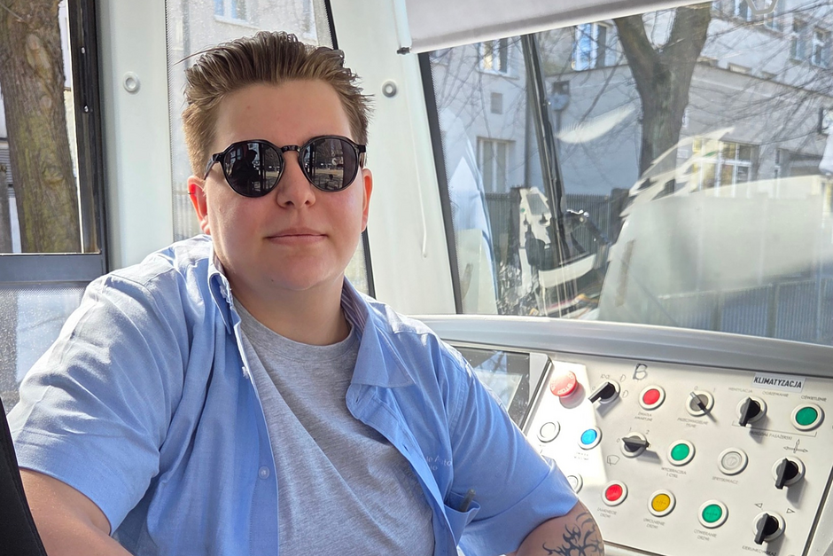 Kobieta siedzi w czarnych okularach w tramwaju