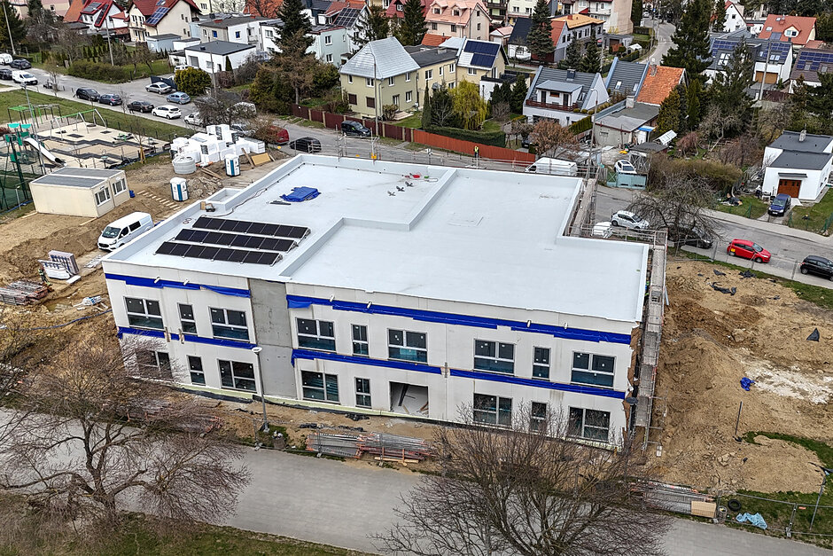 zdjęcie z drona na budowę nowego budynku żłobka