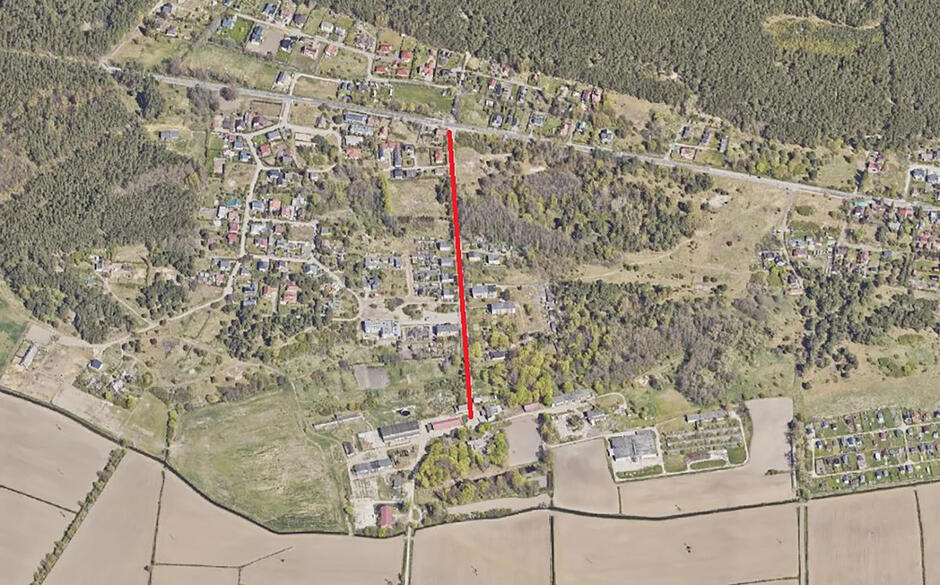 Zdjęcie satelitarne fragmentu miasta z zaznaczonym czerwonym kolorem odcinkiem jezdni.