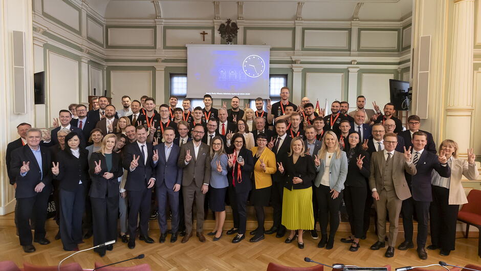 na grupowym zdjęciu pozuje ponad czterdzieści osób, stoją w kilku rzędach