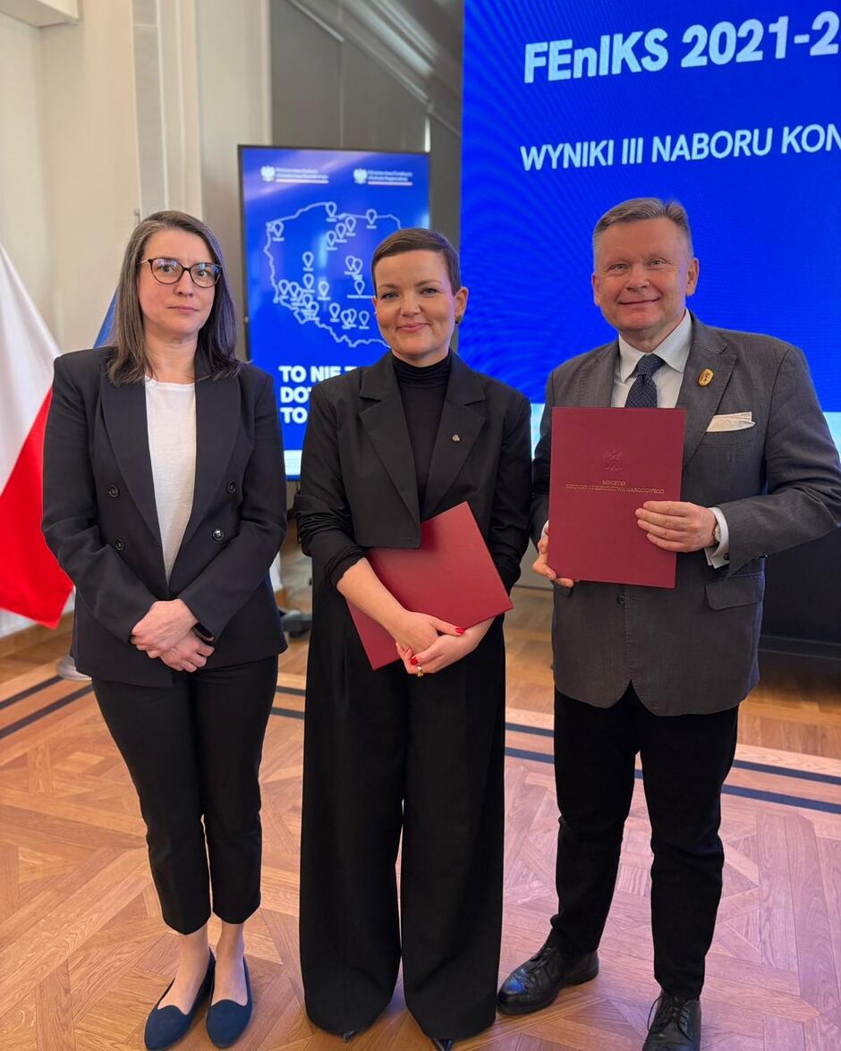 kinga_krause_marta_cienkowska_i_waldemar_ossowski_podczas_uroczystosci_wreczania_decyzji_o_dofinansowaniu_13_04_26_mat_mg