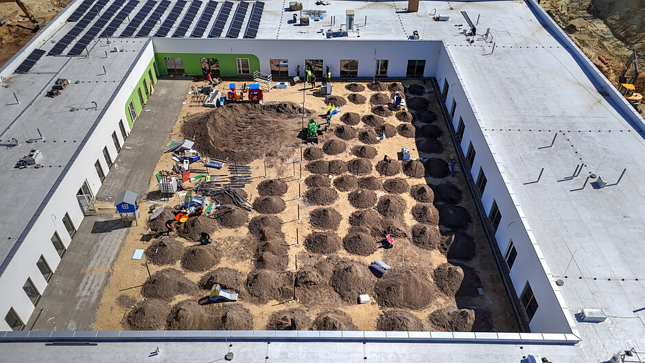 zdjęcie z drona, widać nowy budynek żłobka, jest kwadratowy