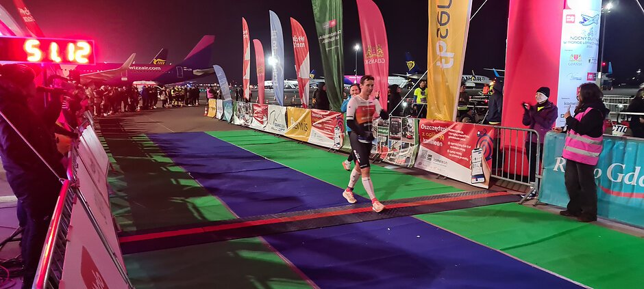 Biegacz na mecie Nocnego Duathlonu 