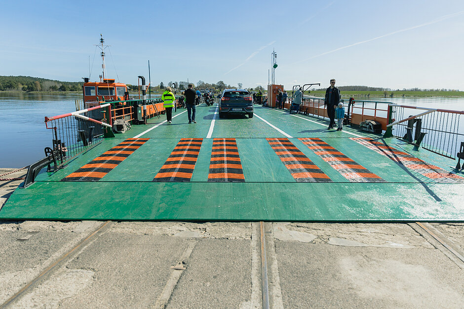 na zdjęciu zielony pokład promu