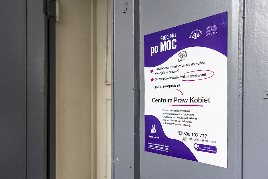 Centrum Praw Kobiet - tablica informacyjna, która wisi na drzwiach 